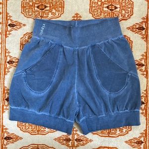 Women’s Ripple Yoga Shorts medium